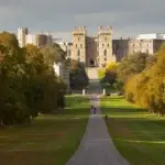 Trip to london : Entrance to Windsor Castle with historic stone archway and visitor