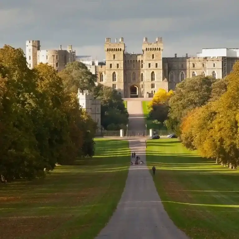 Trip to london : Entrance to Windsor Castle with historic stone archway and visitor